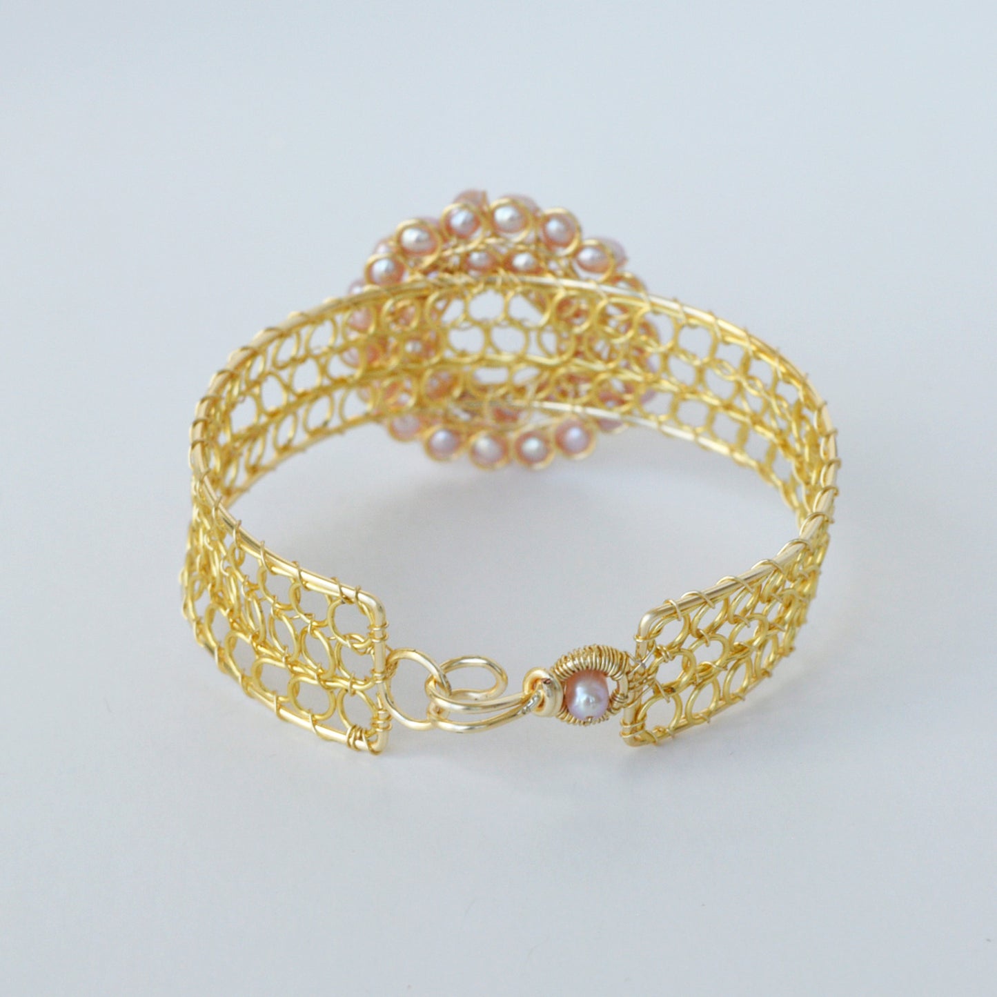 Brazalete Medallon de Perlas Rosadas